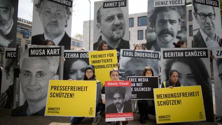 Für die Pressefreiheit. In Berlin engagieren sich Menschen für die in der Türkei inhaftierten Journalisten. 