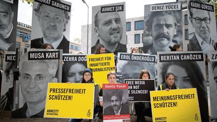 Kundgebung für die Pressefreiheit in der Türkei gegenüber der Türkischen Botschaft in Berlin. 
