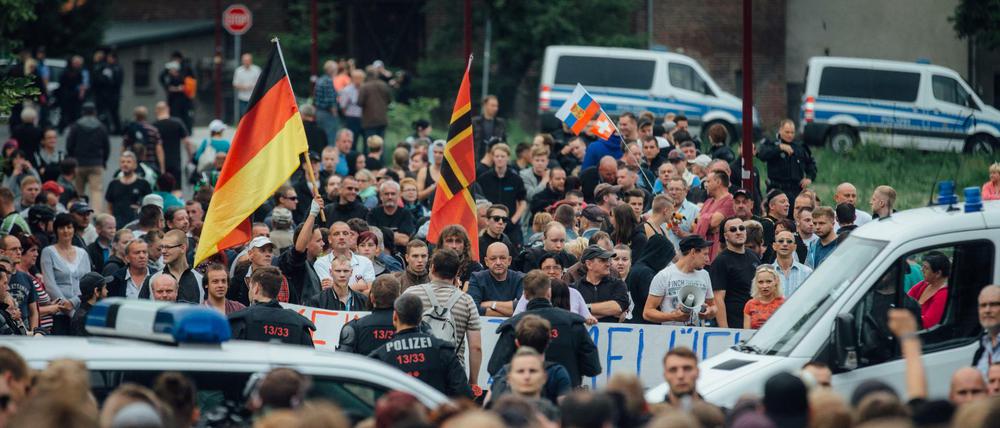 Fremdenfeindliche Proteste gegen eine Flüchtlingsunterkunft am 26.06.2015 in Freital (Sachsen). 