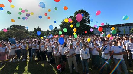 Mitarbeiter des Regierungspräsidiums lassen am Ende der Kundgebung "Zusammen sind wir stark" für Walter Lübcke 99 Luftballons in den Himmel steigen. 