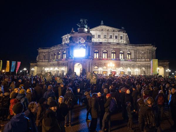 Am letzten Montag vor Weihnachten protestiertem in Dresden mehrere Tausend Menschen gegen Pegida.
