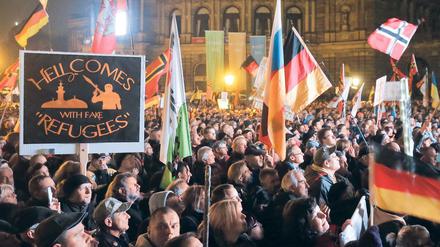 Pegida-Demonstranten haben sich am 19.10.2015 in Dresden (Sachsen) vor der Semperoper versammelt.