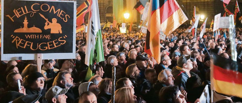 Pegida-Demonstranten in Dresden vor der Semperoper. 