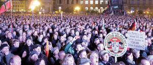 Pegida-Demonstranten feiern am Montag, 19.10.2015 vor der Dresdner Semperoper das einjährige Bestehen ihrer "Bewegung".
