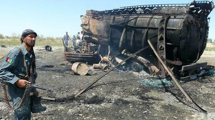 Ein ausgebrannter Tanklaster nach dem Angriff. Über 90 Menschen starben dabei.