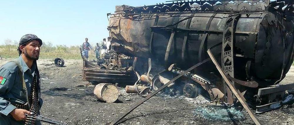 Ein ausgebrannter Tanklaster nach dem Angriff. Über 90 Menschen starben dabei.