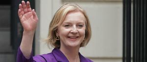 Liz Truss, neue Premierministerin von Großbritannien, verlässt das Hauptquartier der Konservativen Kampagne (CCHQ). 
