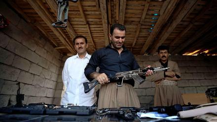 Ein irakischer Kurde begutachtet ein Gewehr auf dem Waffenmarkt von Arbil, der Hauptstadt der autonomen kurdischen Region im Norden des Landes.