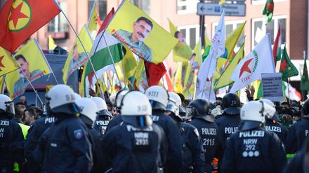 Das Schwenken von Öcalan-Fahnen ist verboten - und wurde noch mal ausdrücklich untersagt.