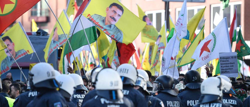 Das Schwenken von Öcalan-Fahnen ist verboten - und wurde noch mal ausdrücklich untersagt.