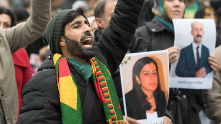 Mehrere hundert kurdische Demonstranten ziehen am Freitag in einer spontanen Kundgebung durch die Innenstadt von Frankfurt am Main (Hessen) und demonstrieren gegen die Politik des türkischen Staatschefs Erdogan.