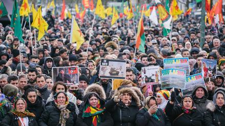 Hannover: Kurden und anderen Gruppen schwenken am Samstag bei einer Demonstration gegen die türkische Militäroffensive in Nordsyrien auf dem Opernplatz Fahnen und Banner.