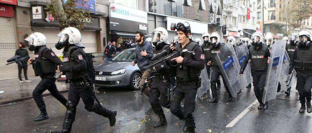 Türkische Polizisten während einer Demonstration von Kurden in Istanbul am Wochenende. 