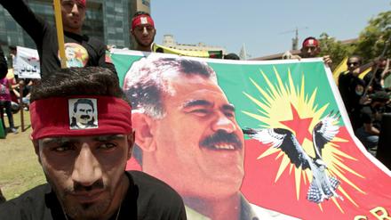 Kurden demonstrieren im Libanon im Namen der kurdische Arbeiterpartei PKK und ihre Jugendorganisation für Kobane. In der Türkei bekannte sich die PKK am Mittwoch zur Tötung zweier türkischer Polizisten.