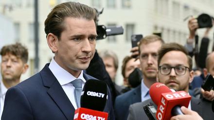Österreichs Bundeskanzler Sebastian Kurz (ÖVP) stellt sich den Journalisten.  