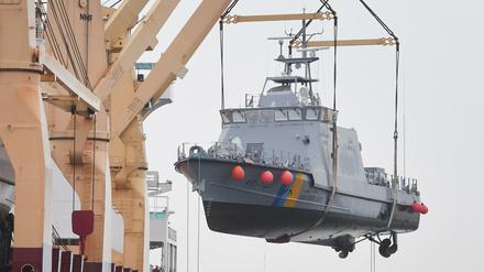 Ein Küstenschutzboot für Saudi-Arabien wird im Hafen von Mukran auf ein Transportschiff verladen.
