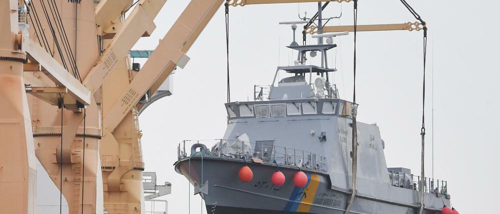 Ein in Wolgast gebautes Patrouillenboot, das für Saudi-Arabien bestimmt ist, wird im Hafen von Mukran verladen.