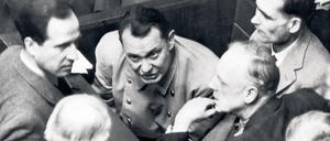 Die Hauptangeklagten Hermann Göring, Rudolf Heß und Joachim von Ribbentrop auf der Anklagebank während der Nürnberger Hauptkriegsverbrecherprozesse am 13.02.1946 in Nürnberg. 