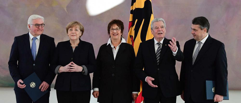 Frank-Walter Steinmeier, Angela Merkel, Brigitte Zypries, Joachim Gauck und Sigmar Gabriel (von links) im Schloss Bellevue.