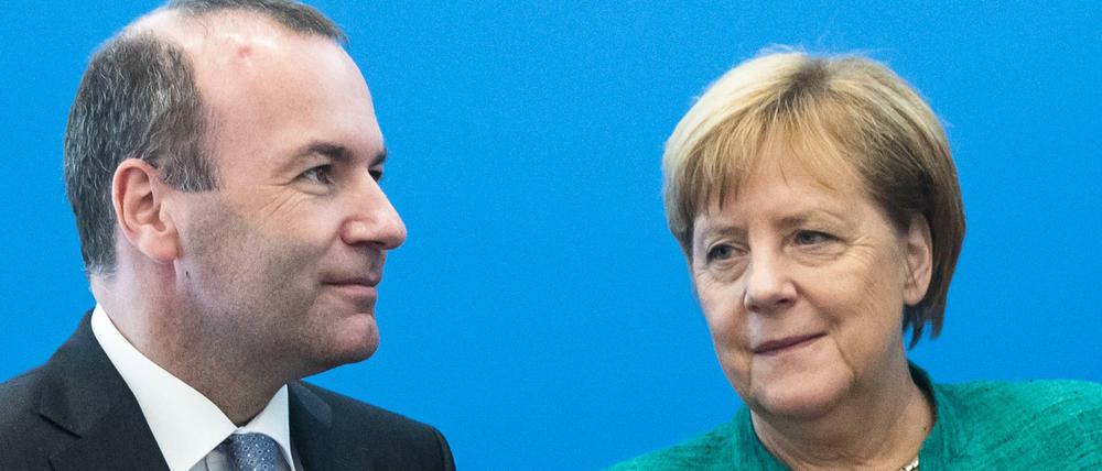 Manfred Weber, Kandidat für das Amt des EU-Kommissionschefs, und Kanzlerin Angela Merkel.