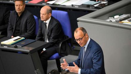 Attacke: Mit versteinertem Gesicht ertrug Olaf Scholz auf der Regierungsbank die Vorwürfe von Oppositionsführer Friedrich Merz (CDU) in der Haushaltsdebatte des Bundestags.
