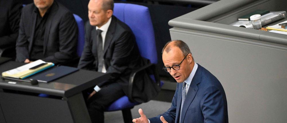 Attacke: Mit versteinertem Gesicht ertrug Olaf Scholz auf der Regierungsbank die Vorwürfe von Oppositionsführer Friedrich Merz (CDU) in der Haushaltsdebatte des Bundestags.