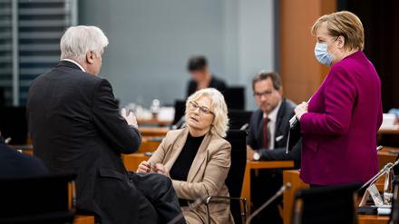 Teile des Problems: Kanzlerin Merkel (r.) mit Justizministerin Christine Lambrecht und Innenminister Horst Seehofer (Foto vom 14. Oktober 2020).