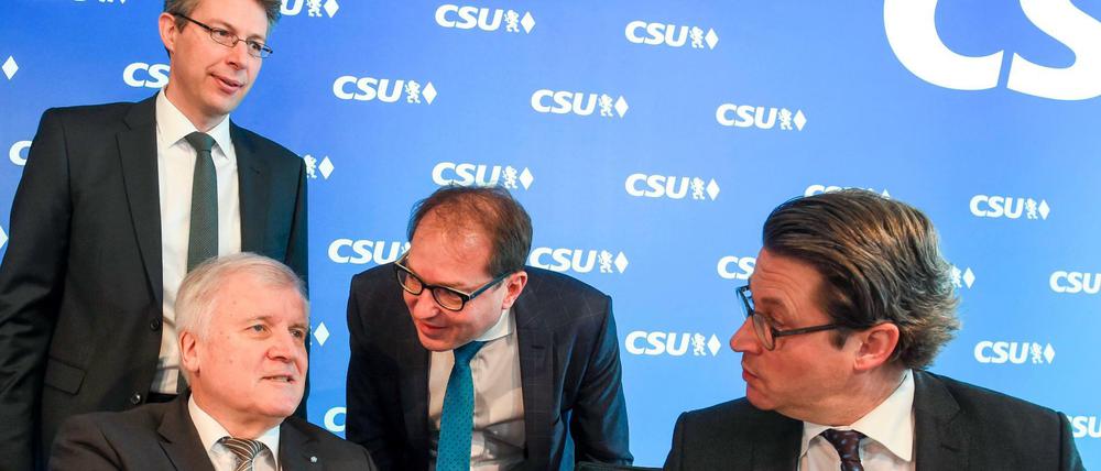 Beleidigt-Sein als politische Strategie: Die neuen Konservativen - hier die CSU Führungsspitze, hinten links CSU-Generalsekretär Markus Blume, mauern sich ein.