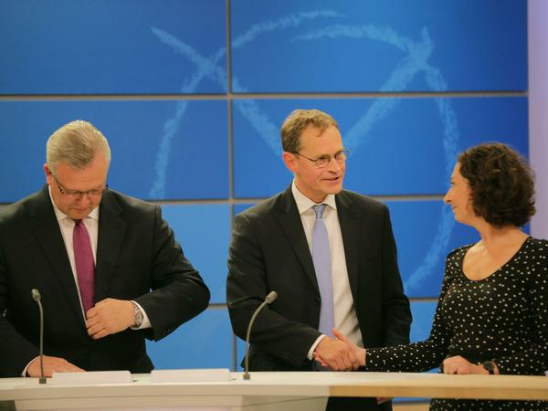 Erste Sondierung im TV-Studio? Berlins SPD-Chef Michael Müller und die Spitzenkandidatin der Grünen, Ramona Pop, beglückwünschen sich gegenseitig.