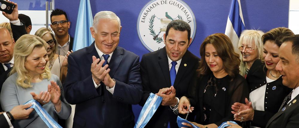 Israels Ministerpräsident Netanyahu applaudiert, als der guatemaltekische Präsident Morales die neue Botschaft des Landes in Jerusalem eröffnet.