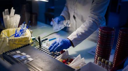 In Laboren läuft der Kampf gegen das Coronavirus.
