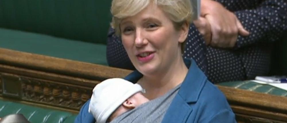 Stella Creasy, britische Labour-Abgeordnete, mit Baby im Unterhaus (Archivbild vom 23. September 2021)