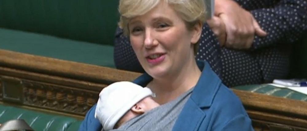 Die Labour-Abgeordnete Stella Creasy mit ihrem neugeborenen Baby im britischen Unterhaus (am 23.9.2021)