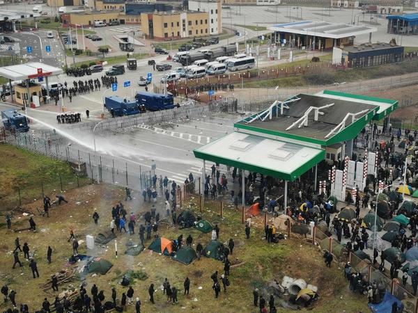 An der EU-Außengrenze mit Belarus verhindert Polens Grenzschutz die illegale Einreise von Migranten mit Stacheldraht-Barrieren und Wasserwerfern. 