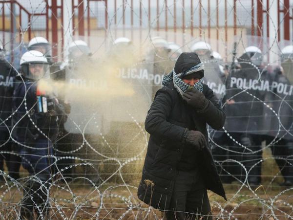 An der Grenze zwischen Belarus und Polen ist am Dienstag, 16.11.2021, die Lage um die Tausenden Migranten eskaliert.