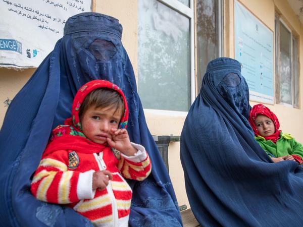 Zwei afghanische Frauen mit ihren Kindern.