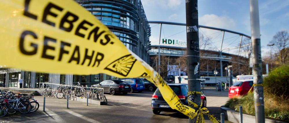 "Stop Polizei - Lebensgefahr" - Die Polizei in Hannover setzte vor der HDI-Arena in Hannover Material ein, mit dem sie sonst vor gefährlichen Stoffen warnt.