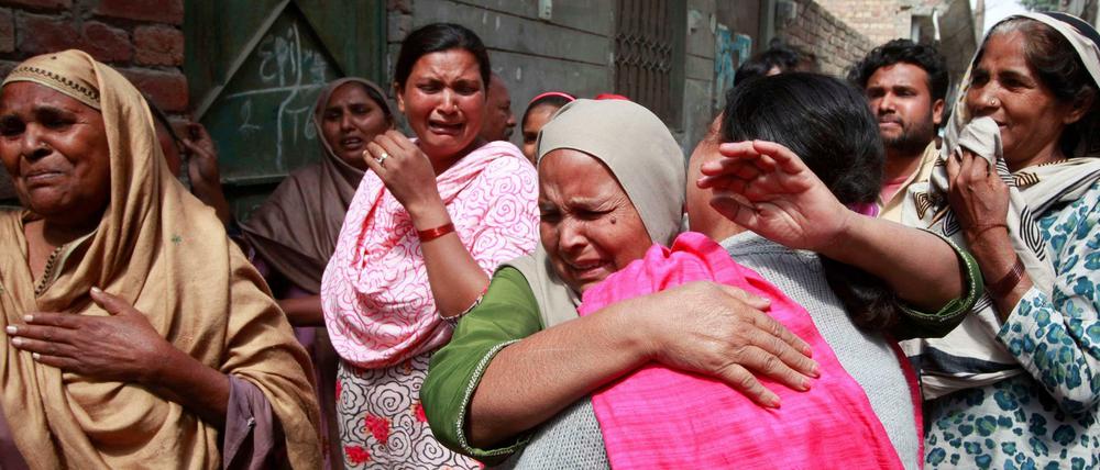 Frauen im pakistanischen Lahore trauern um die Opfer der Anschläge auf zwei Kirchen.