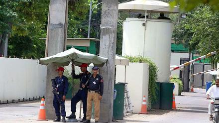 Ein Polizist und Mitarbeiter einer privaten Sicherheitsfirma bewachen das US-Konsulat in Lahore.