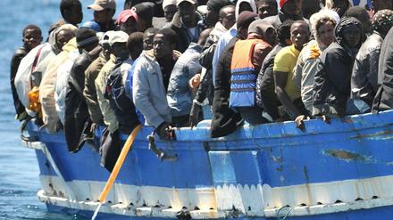 Flüchtlingsboot vor der Küste von Lampedusa. 