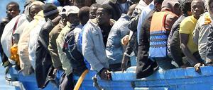 Überfülltes Boot mit Flüchtlingen vor der italienischen Insel Lampedusa.