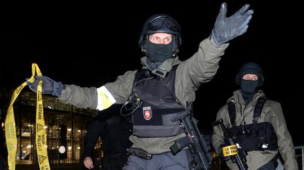 Polizisten mit Sturmgewehren stehen vor dem geschlossenen Stadion in Hannover und sperren den Bereich ab. Nach den Terroranschlägen von Paris wurde das Spiel Deutschland - Niederlande kurzfristig abgesagt, das bereits geöffnete Stadion wurde evakuiert. 