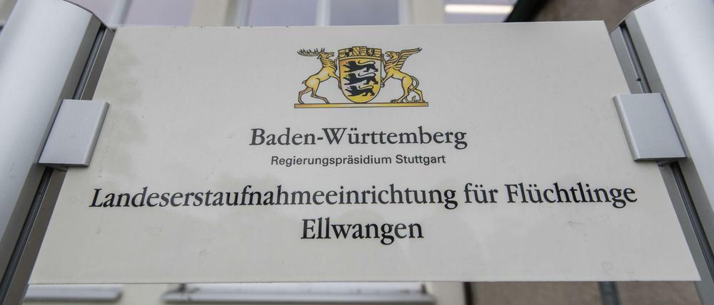  Schild am Eingang der Landeserstaufnahmestelle für Flüchtlinge in Ellwangen, wo etwa 200 Migranten zunächst die Abschiebung eines Mannes verhinderten.