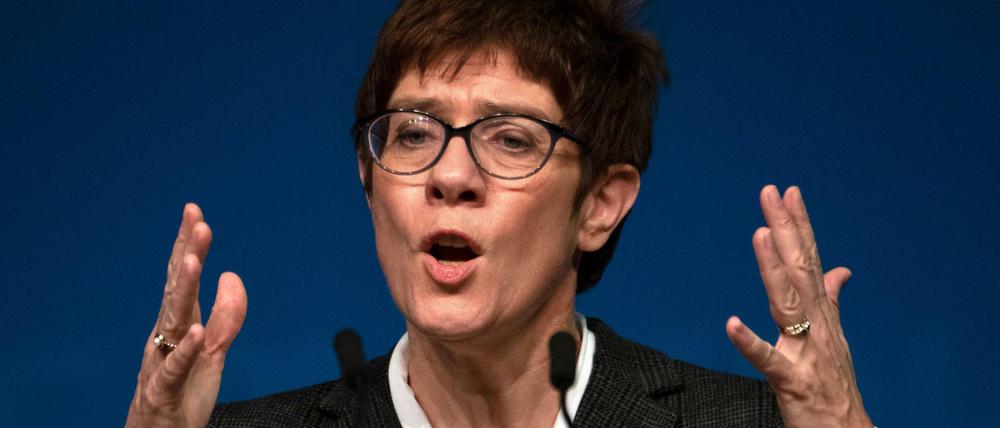 Annegret Kramp-Karrenbauer attackiert Friedrich Merz. Die CDU habe jahrelang "gegen die AfD gekämpft"