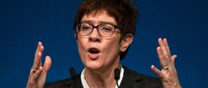 Annegret Kramp-Karrenbauer attackiert Friedrich Merz. Die CDU habe jahrelang "gegen die AfD gekämpft"