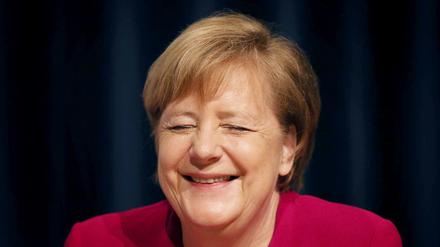 Bundeskanzlerin Angela Merkel (CDU) lächelt auf dem Landesparteitag der CDU Mecklenburg-Vorpommern auf dem Podium. 