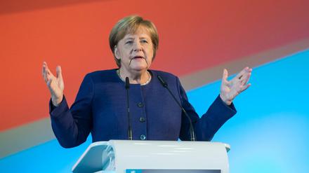 Angela Merkel, Bundeskanzlerin und Bundesvorsitzende der CDU, spricht beim Landesparteitag der CDU Thüringen in der Obereichsfeldhalle. 