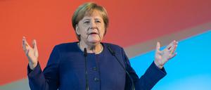 Angela Merkel, Bundeskanzlerin und Bundesvorsitzende der CDU, spricht beim Landesparteitag der CDU Thüringen in der Obereichsfeldhalle. 