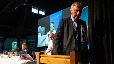Helmut Seifen, bisheriger Landesvorsitzender der NRW-AfD, verlässt nach seinem Rücktritt das Podium beim Landesparteitag der nordrhein-westfälischen AfD. 