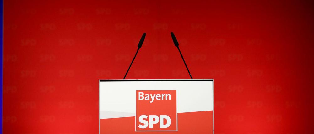 Das Rednerpodest beim Landesparteitag der SPD in Bayern, bei dem die Landesvorsitzende Natascha Kohnen wiedergewählt wurde.